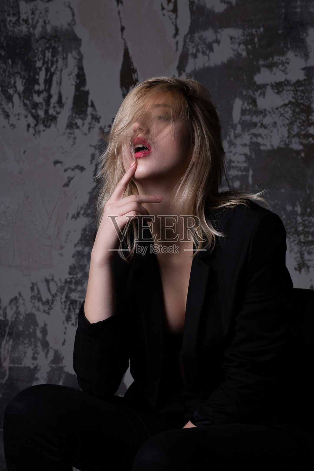 性感的女孩在工作室与影子摆姿势照片摄影图片