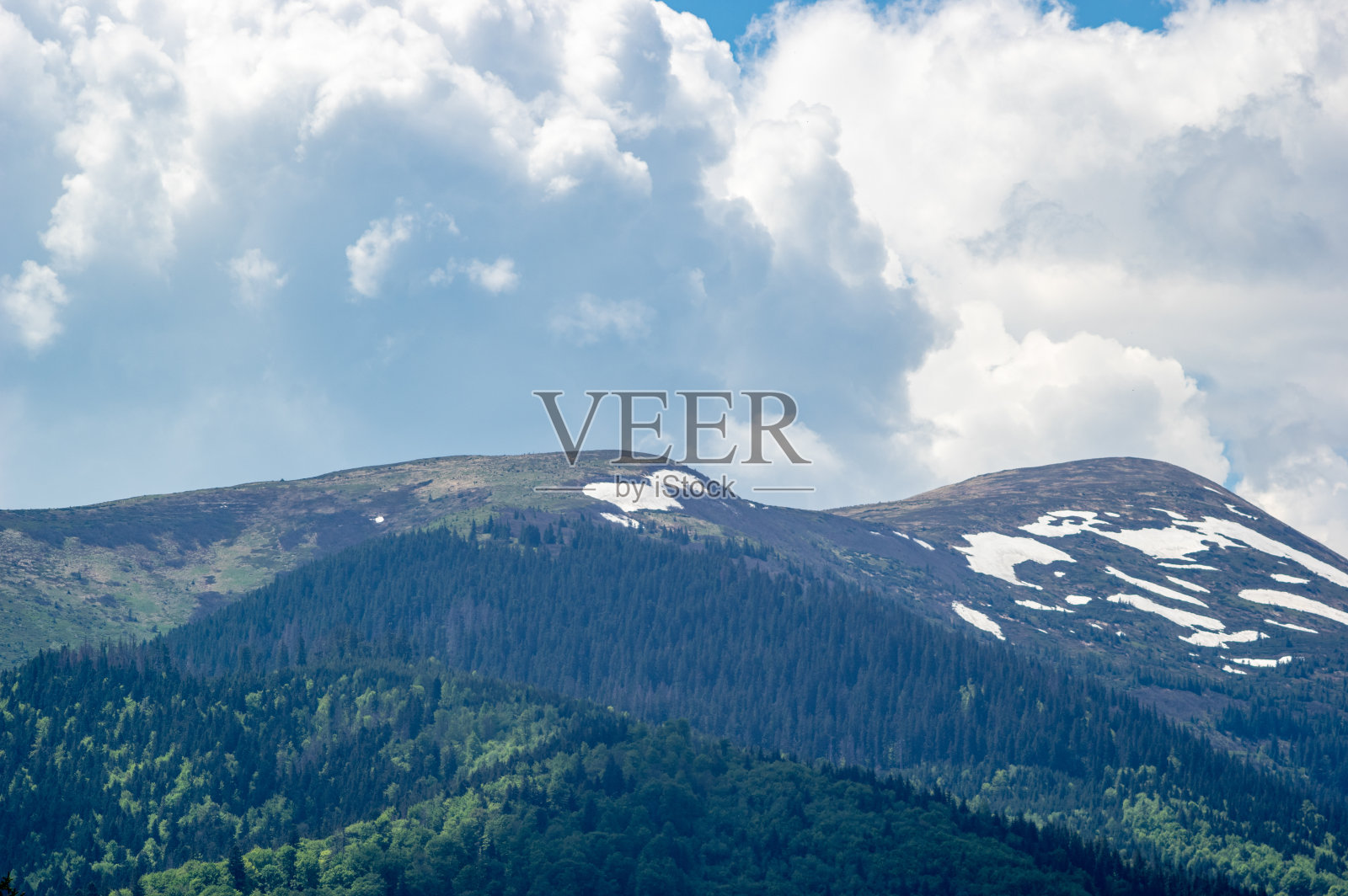 乌克兰喀尔巴阡山脉的山峰。山的风景。照片摄影图片