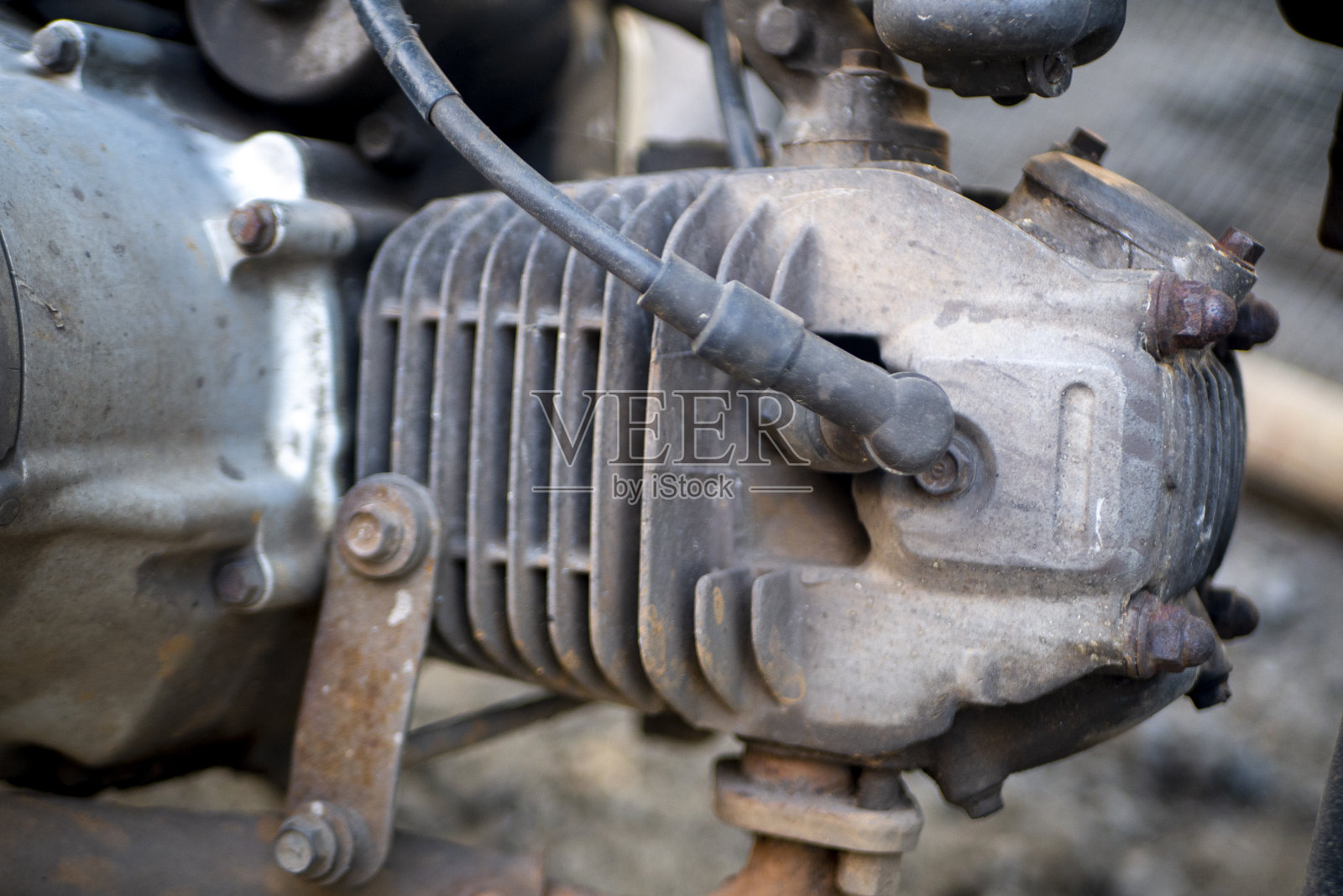 旧的摩托车发动机缸体，加上火花塞的位置，看起来很沉闷照片摄影图片