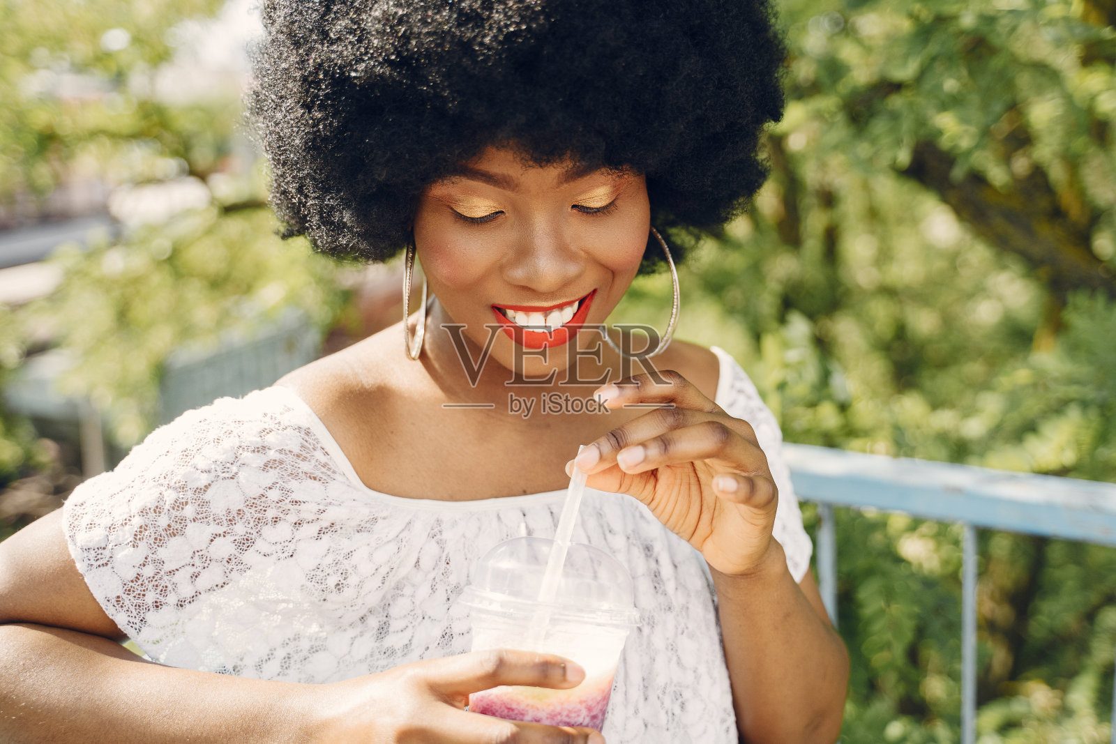 肖像美丽微笑的非洲女人在城市特写照片摄影图片