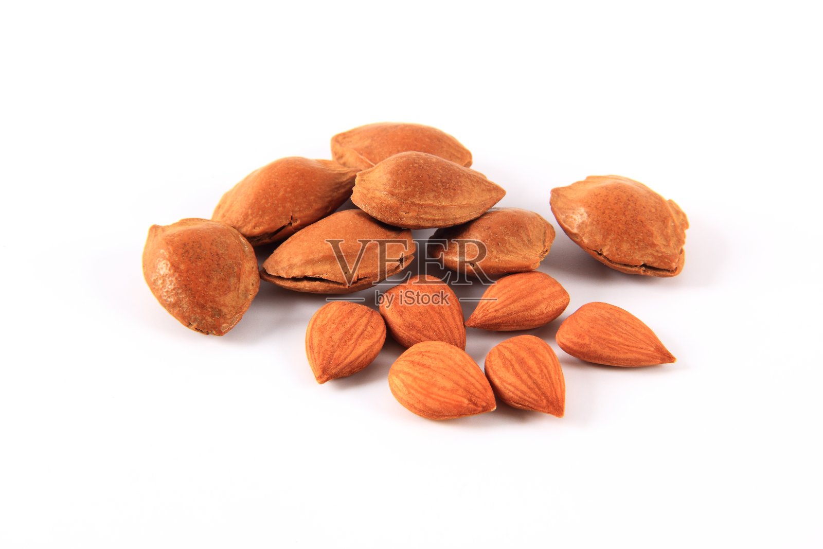 白色背景上分离的杏仁照片摄影图片