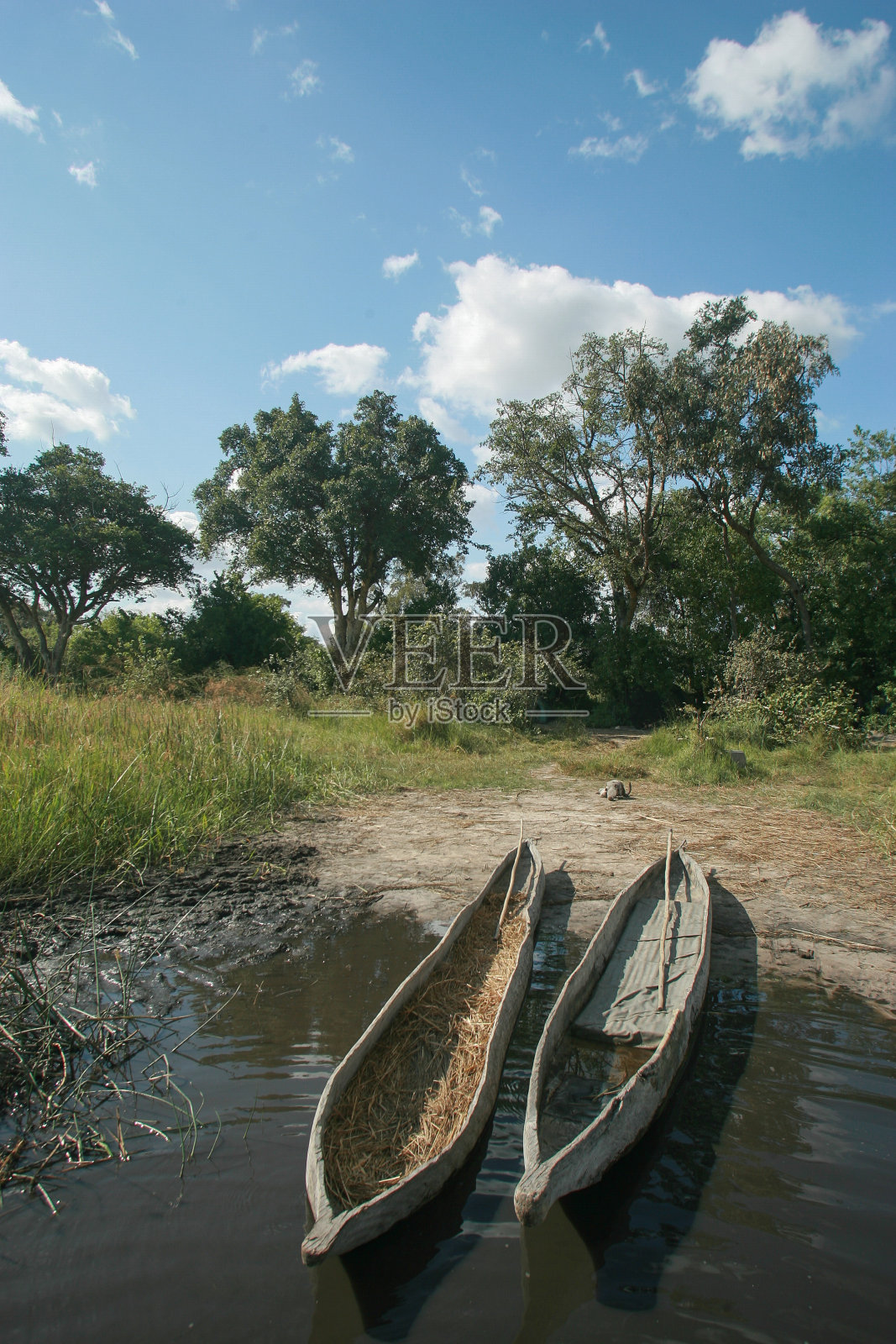 博茨瓦纳奥卡万戈三角洲的一艘摩科罗船照片摄影图片