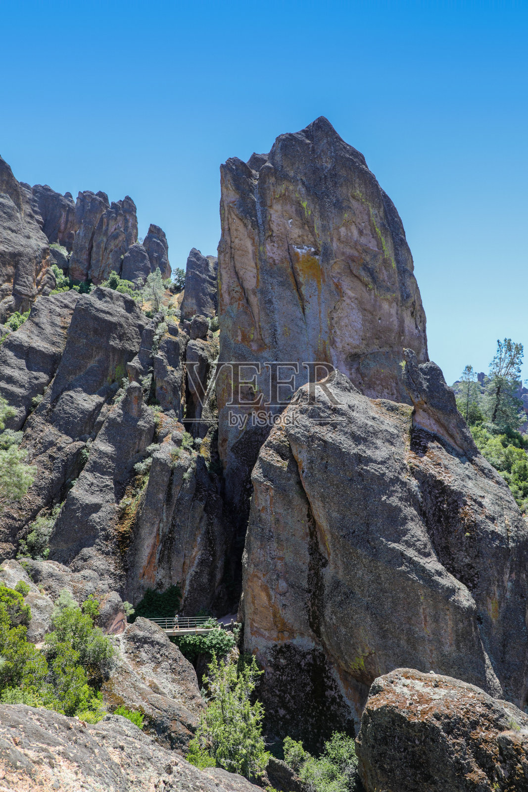 在景色优美的Pinnacles国家公园徒步旅行照片摄影图片