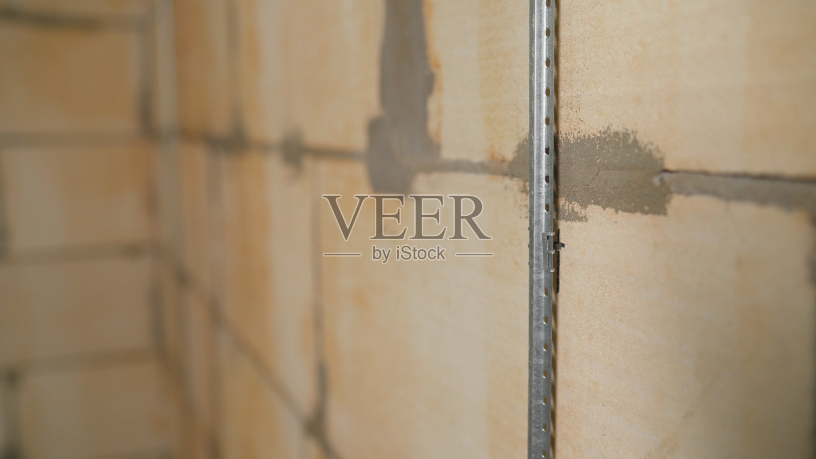 用于石膏的金属信标。贴内墙。安装楼宇信标。照片摄影图片