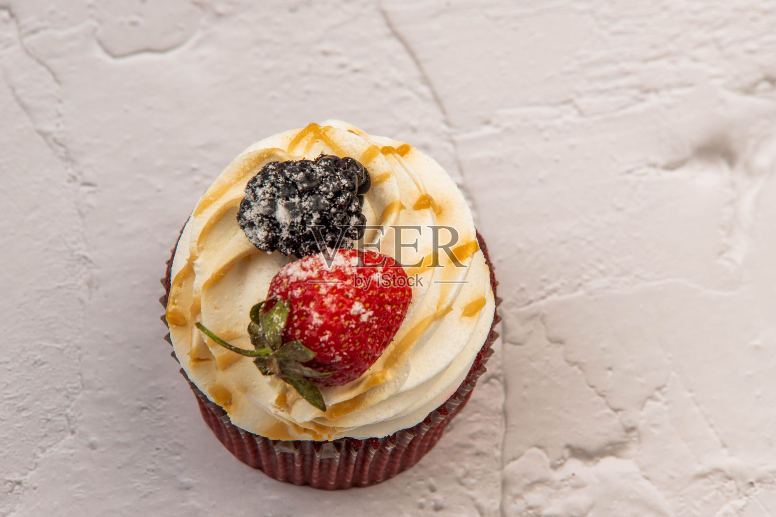 草莓纸杯蛋糕，背景特写照片摄影图片