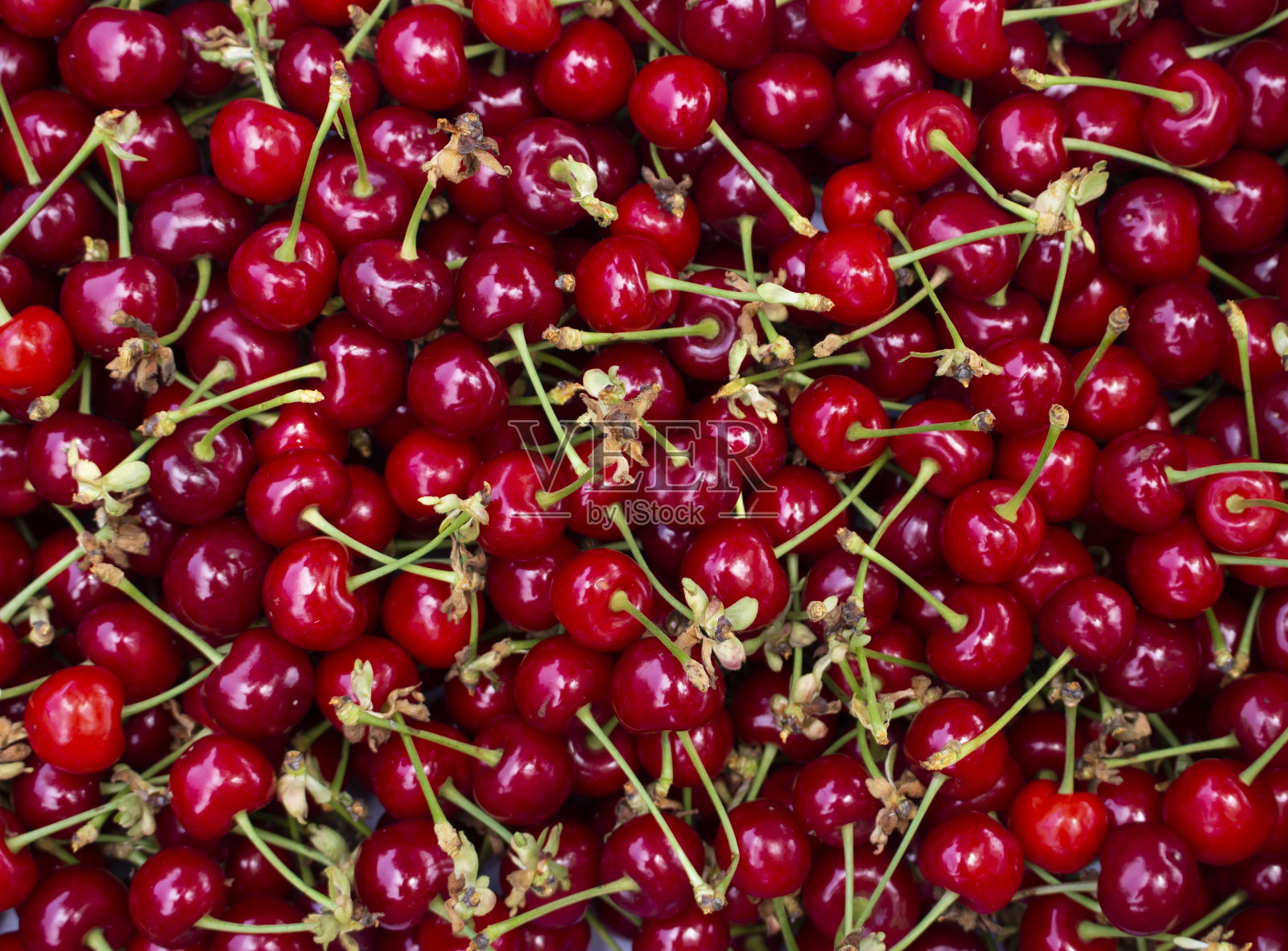 背景均匀分布的樱桃。俯视图上新鲜的红浆果。照片摄影图片