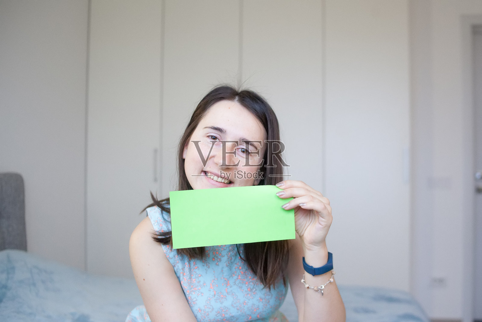 拿着一张绿纸的女人照片摄影图片