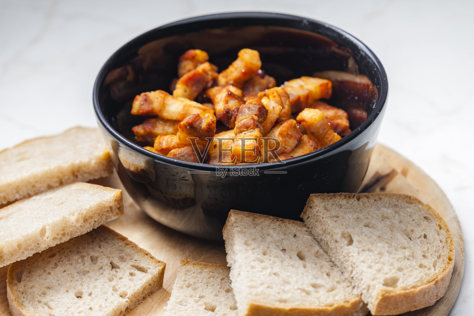 脆皮配面包的静物照片摄影图片