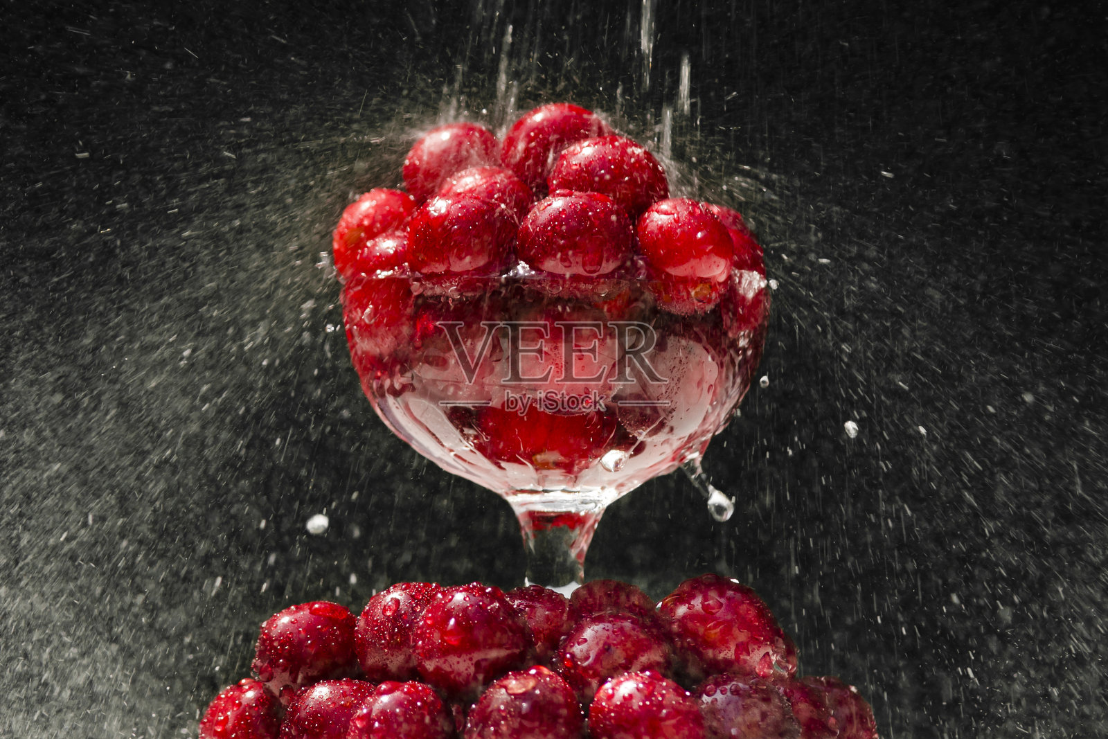 玻璃杯里的熟樱桃照片摄影图片