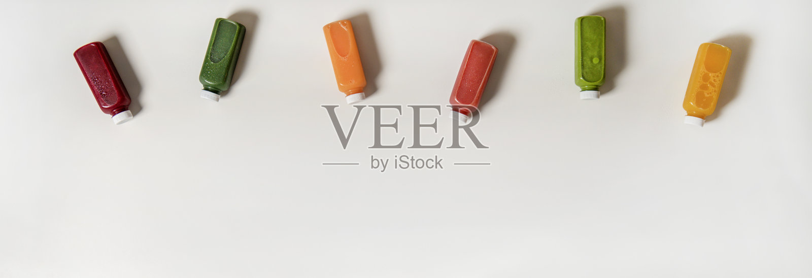 平铺的新鲜天然有机果汁在瓶子，复制空间照片摄影图片