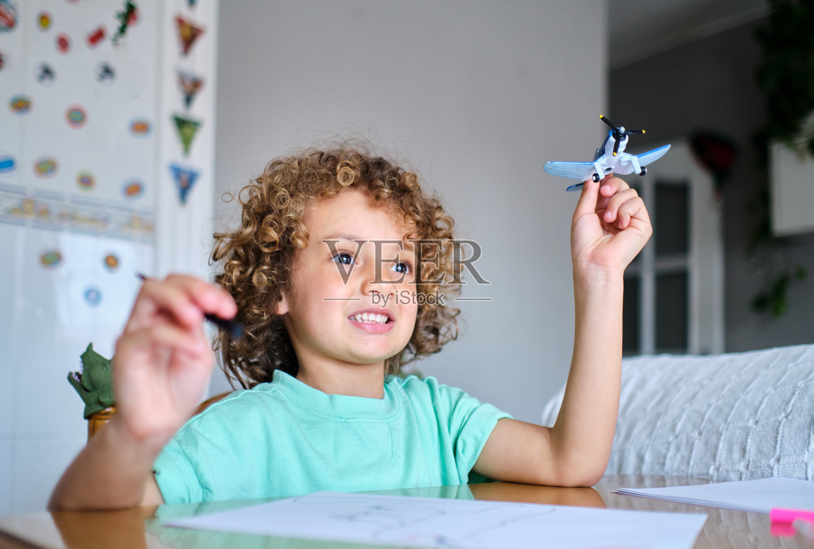 一个拉丁男孩在家里玩玩具飞机照片摄影图片