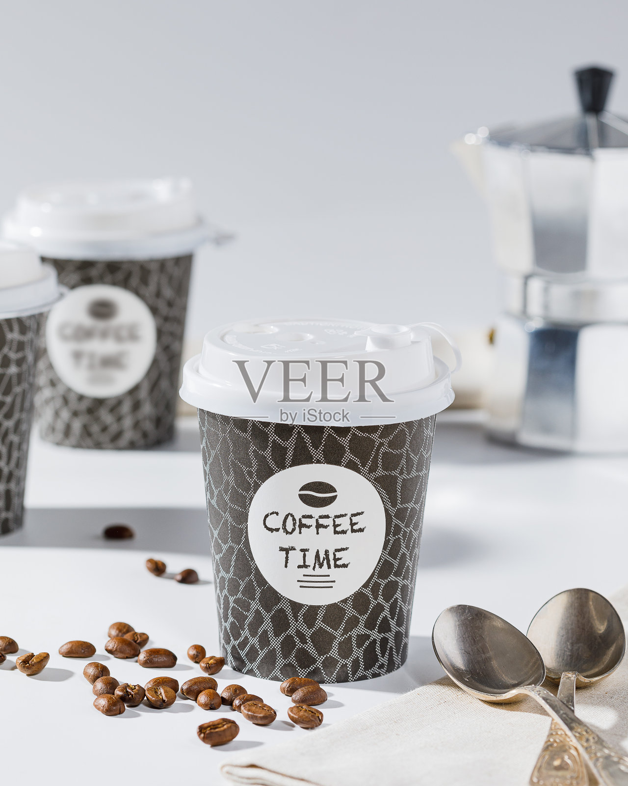 白色背景上的咖啡纸杯，一次性陶器，内容摄影照片摄影图片