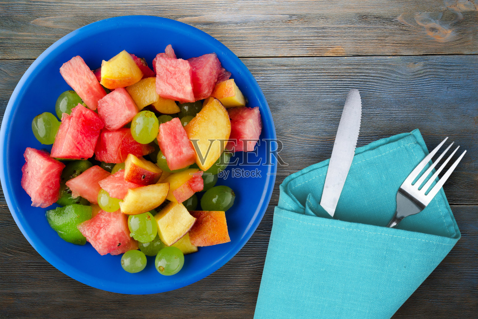 蔬菜沙拉和水果放在一个盘子里照片摄影图片