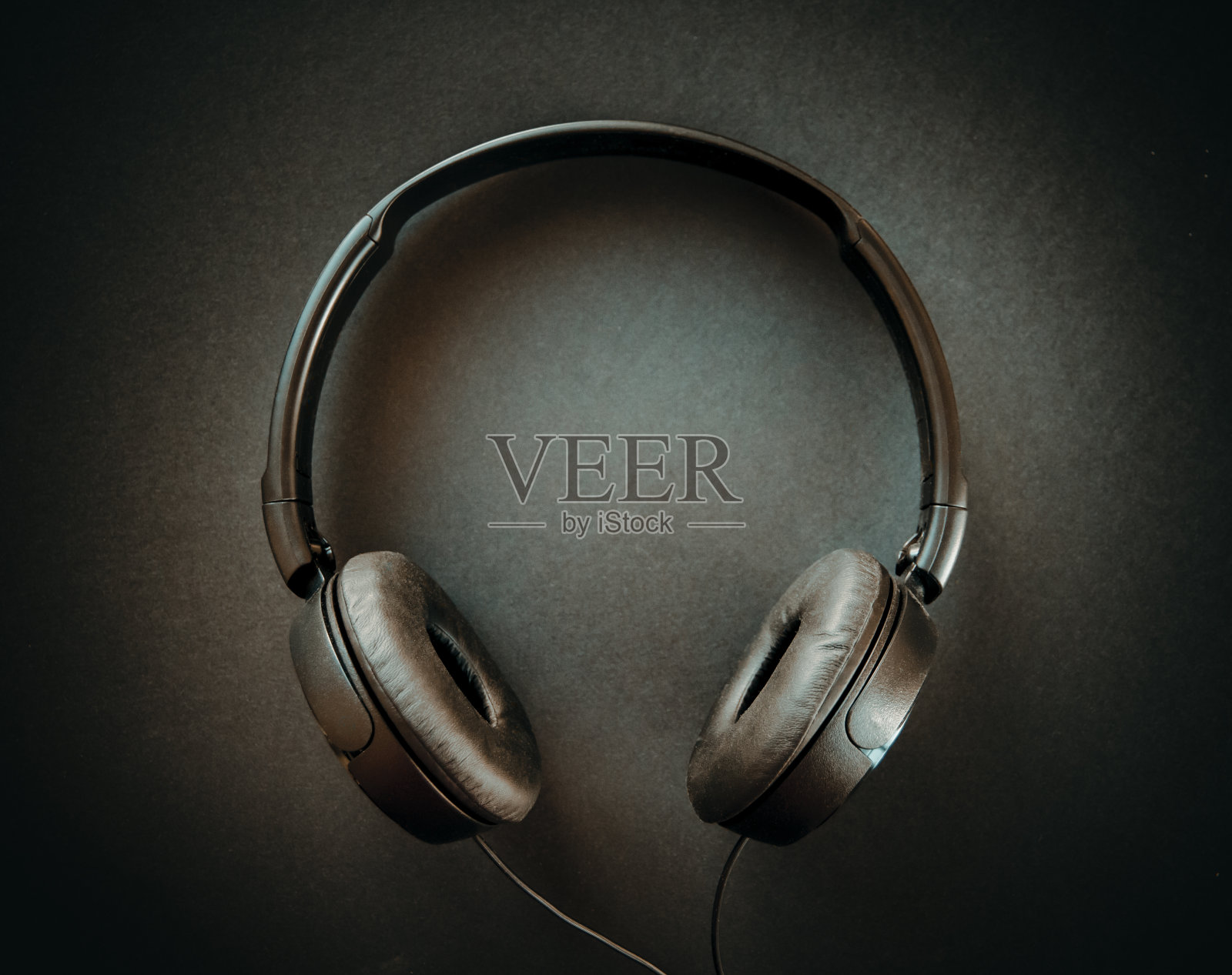 黑色背景上的耳机照片摄影图片