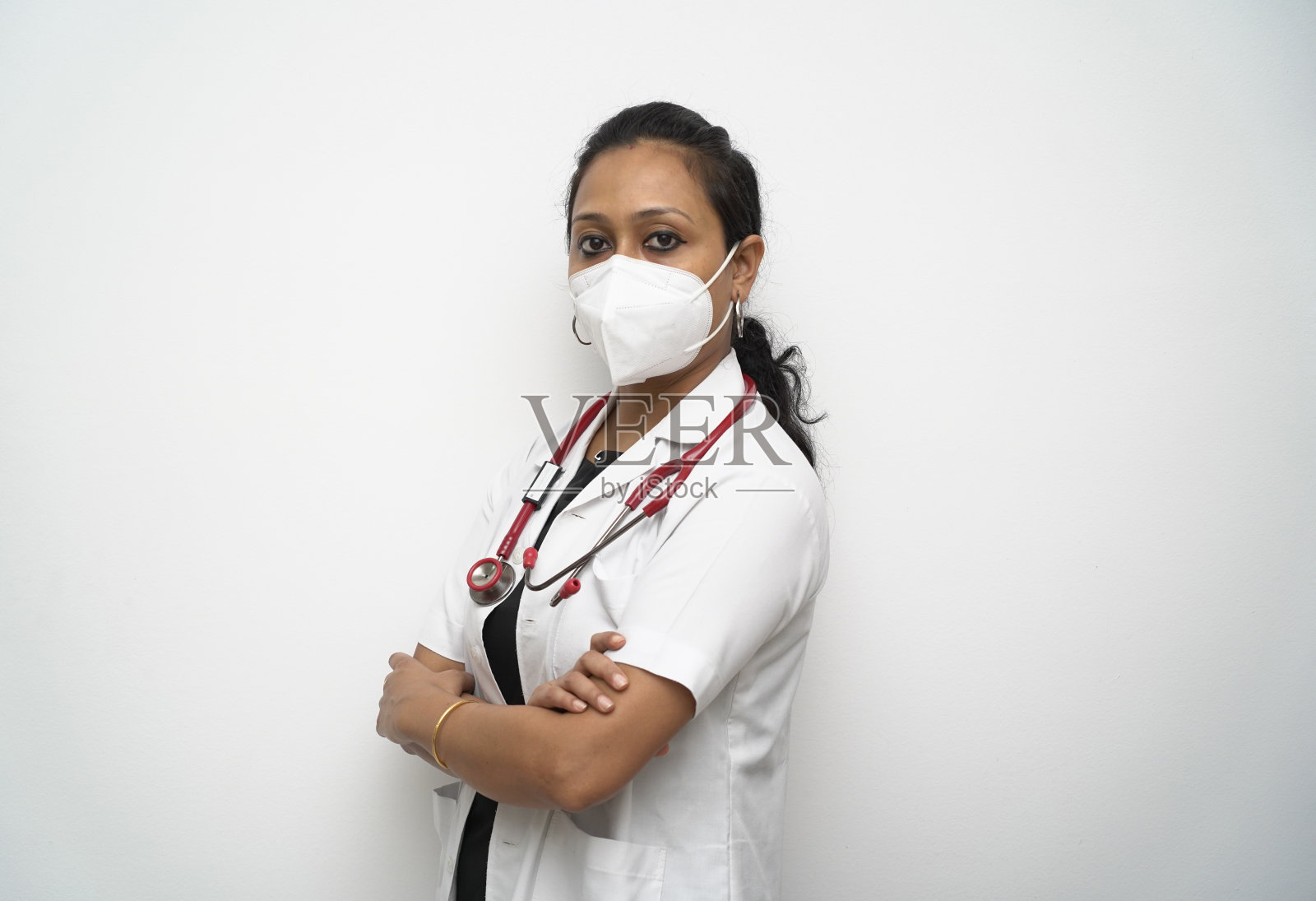 南印度女医生，30多岁，白大褂，白底红色听诊器，面罩。照片摄影图片