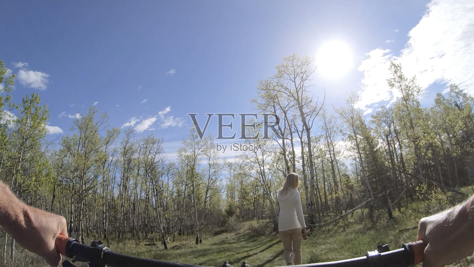 POV作为朋友徒步穿越茂密的森林在夏天的时间照片摄影图片