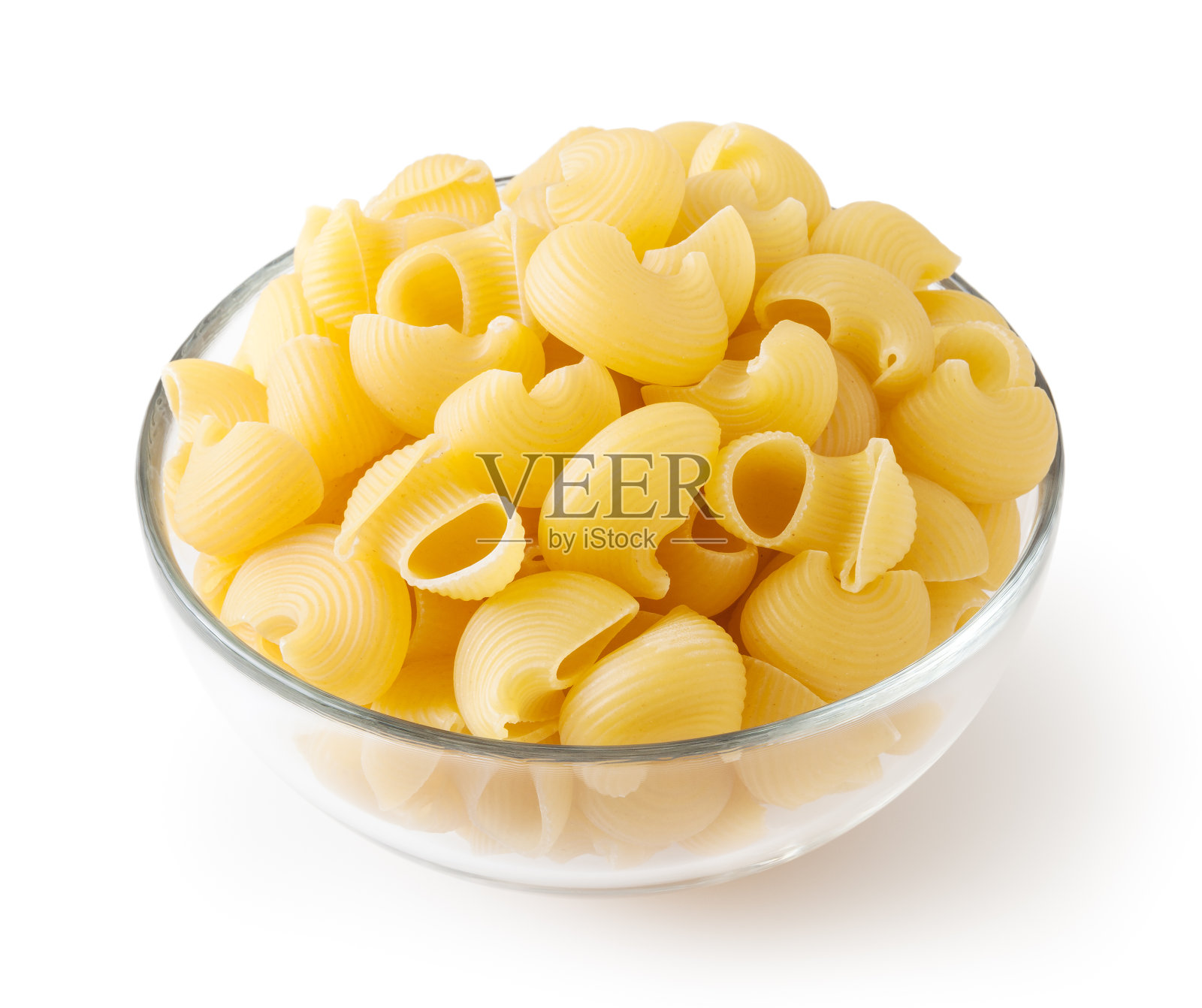 干燥的管道将意大利面置于玻璃碗中，与白色背景隔离，并带有剪切路径照片摄影图片