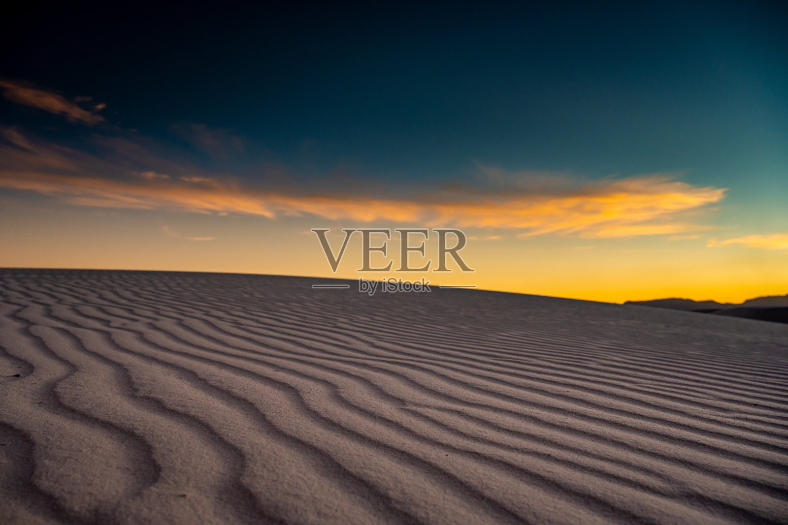 金色的光在白沙朦胧的沙丘照片摄影图片