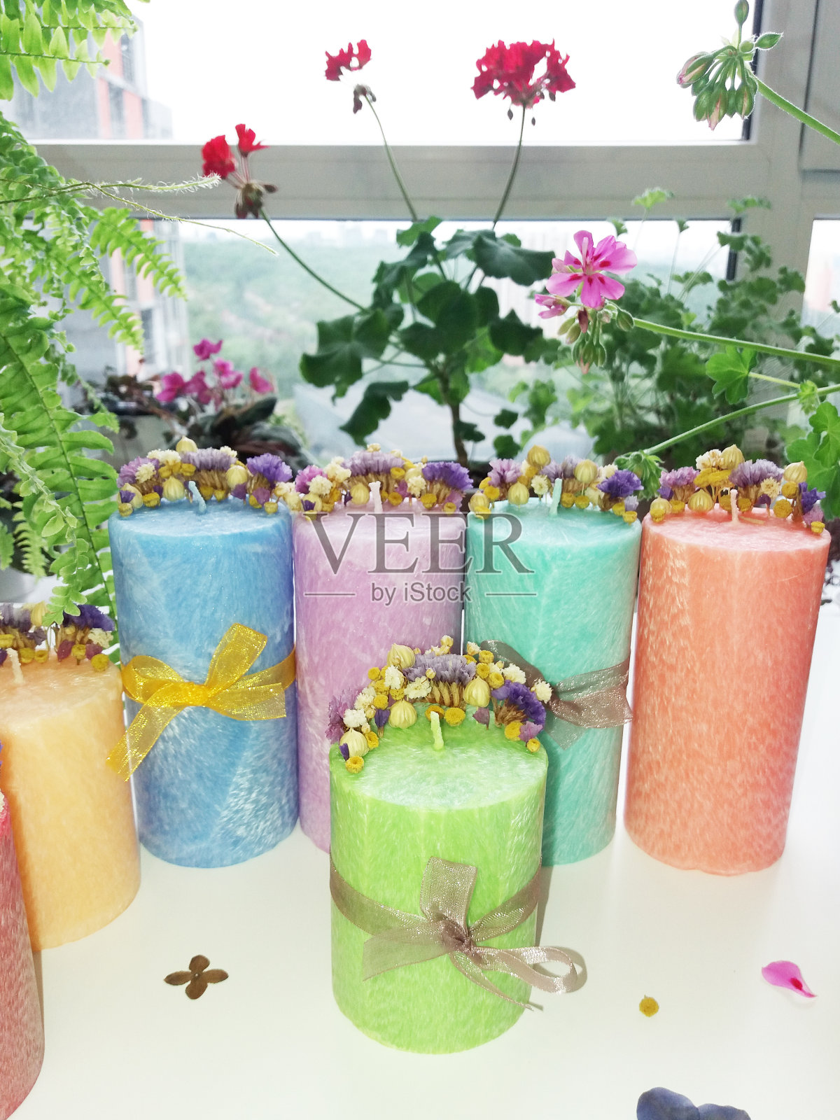 手工花大豆蜡烛与草药和水晶照片摄影图片