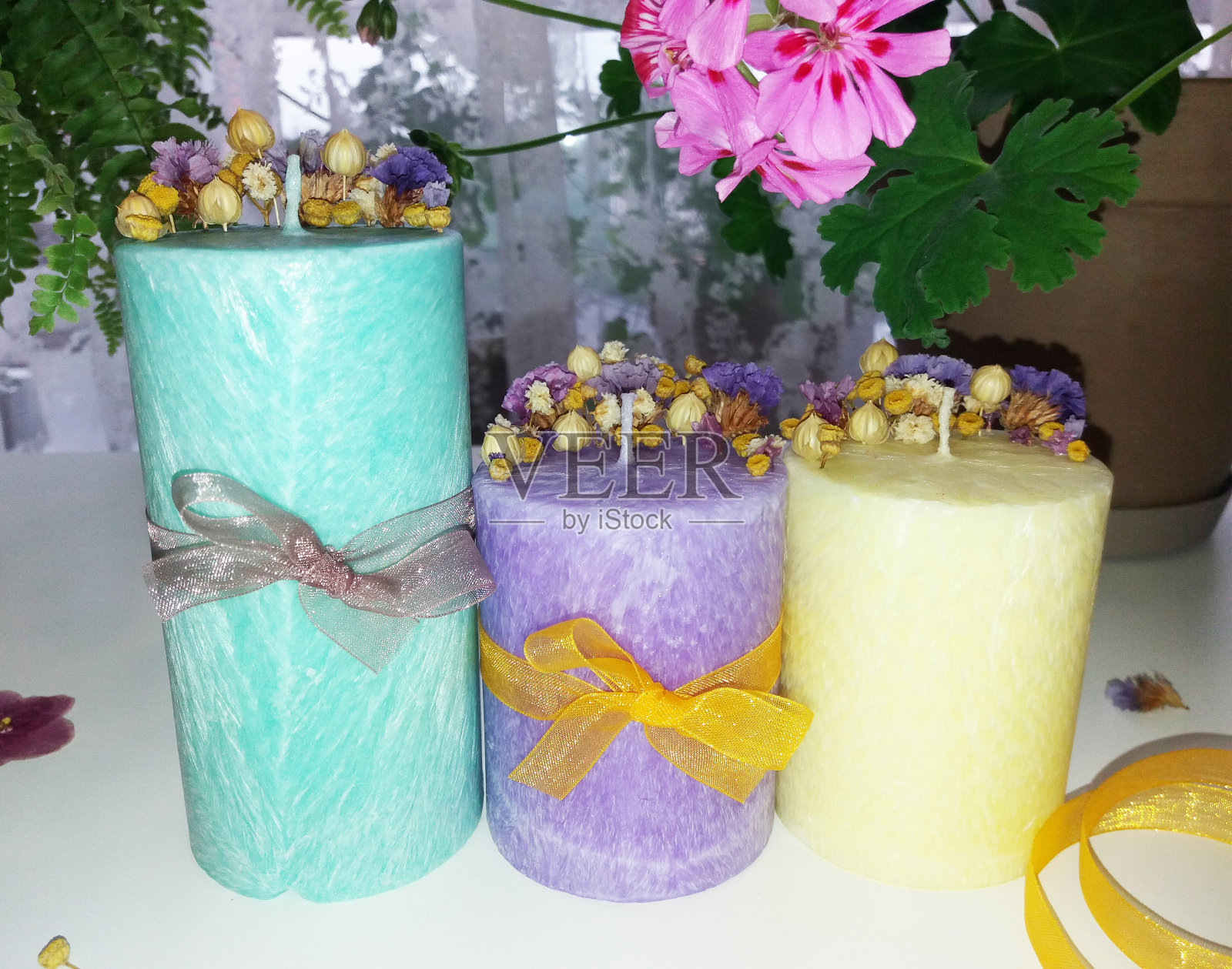 手工花大豆蜡烛与草药和水晶照片摄影图片