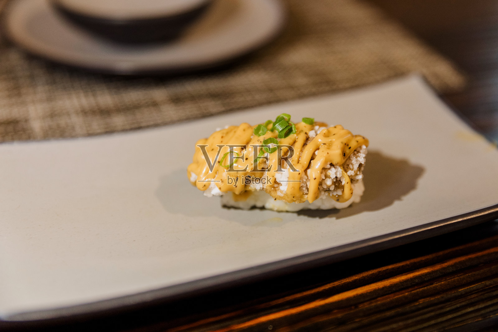 寿司盘的特写照片摄影图片