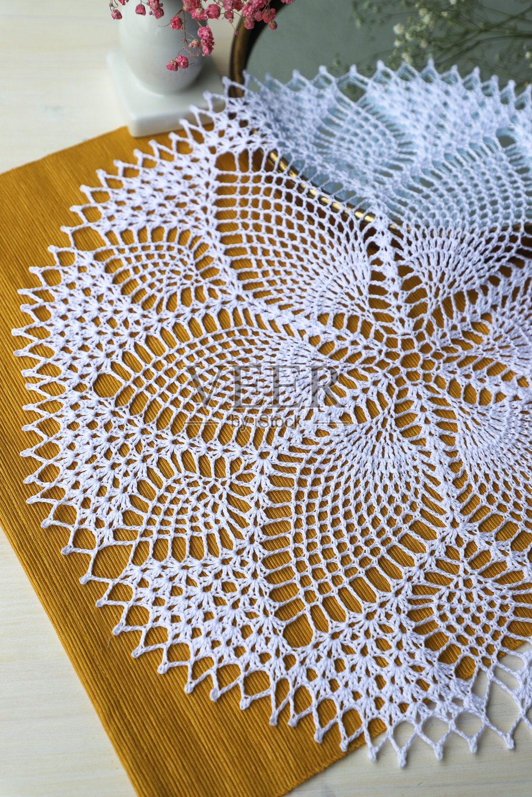 复古白色钩针桌垫照片摄影图片