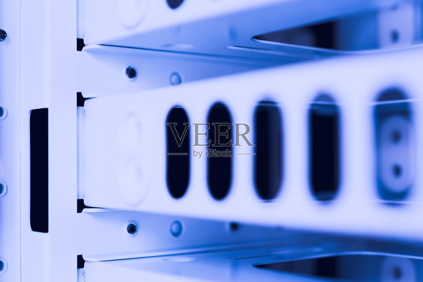 金属框架结构。设备的几个金属隔间。椭圆孔。黑暗的背景。照片摄影图片