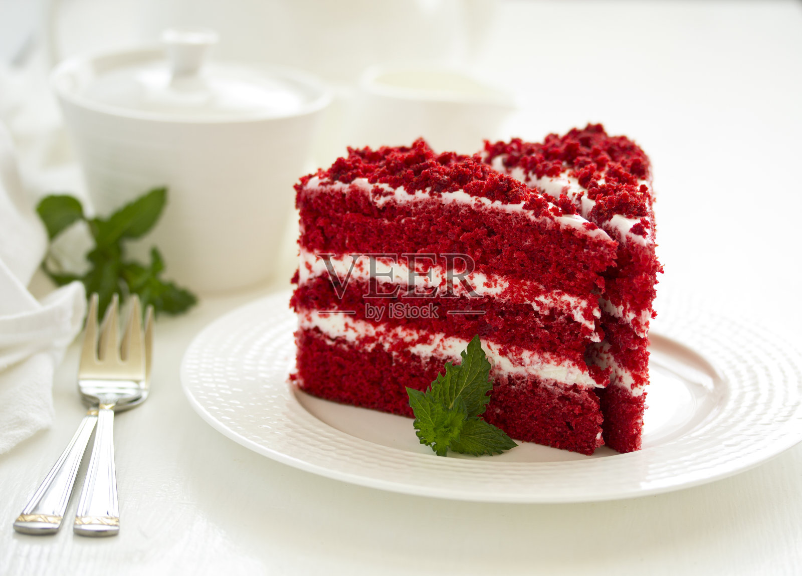 一块美味的红丝绒蛋糕放在盘子里。照片摄影图片