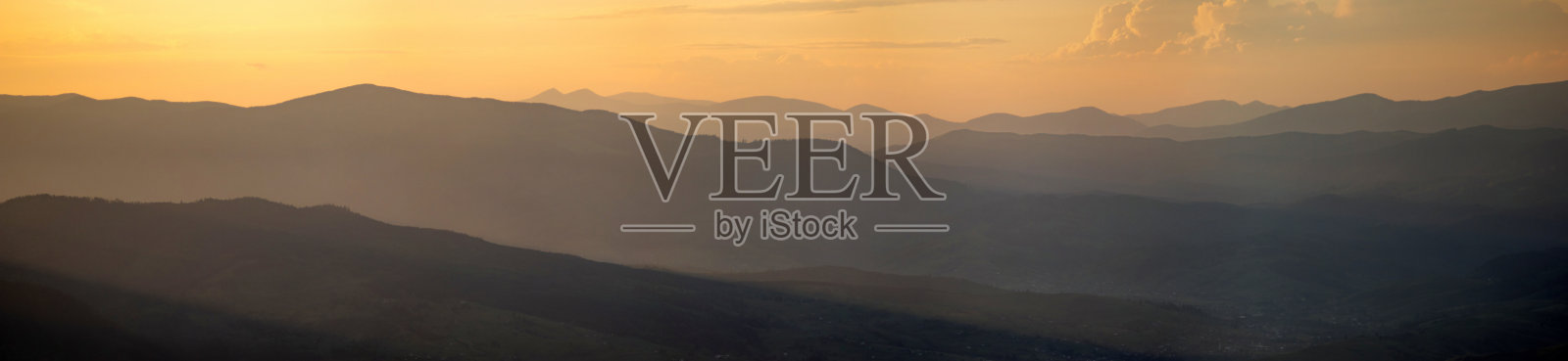 喀尔巴阡山脉的剪影在日落的薄雾中照片摄影图片