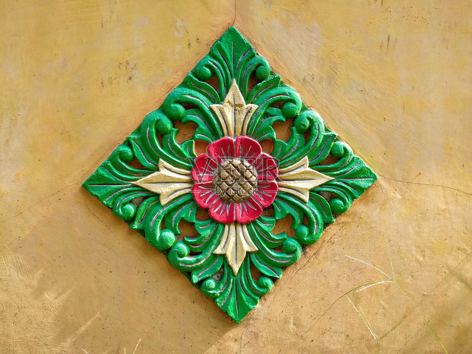 墙上的浮雕花照片摄影图片