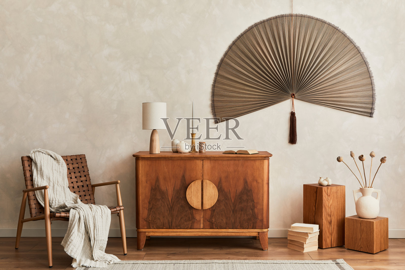 室内设计中性的客厅与时尚复古的马桶和配件。模板。副本的空间。照片摄影图片