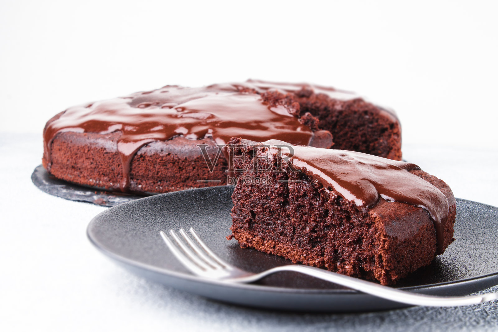 盘子里的巧克力蛋糕照片摄影图片