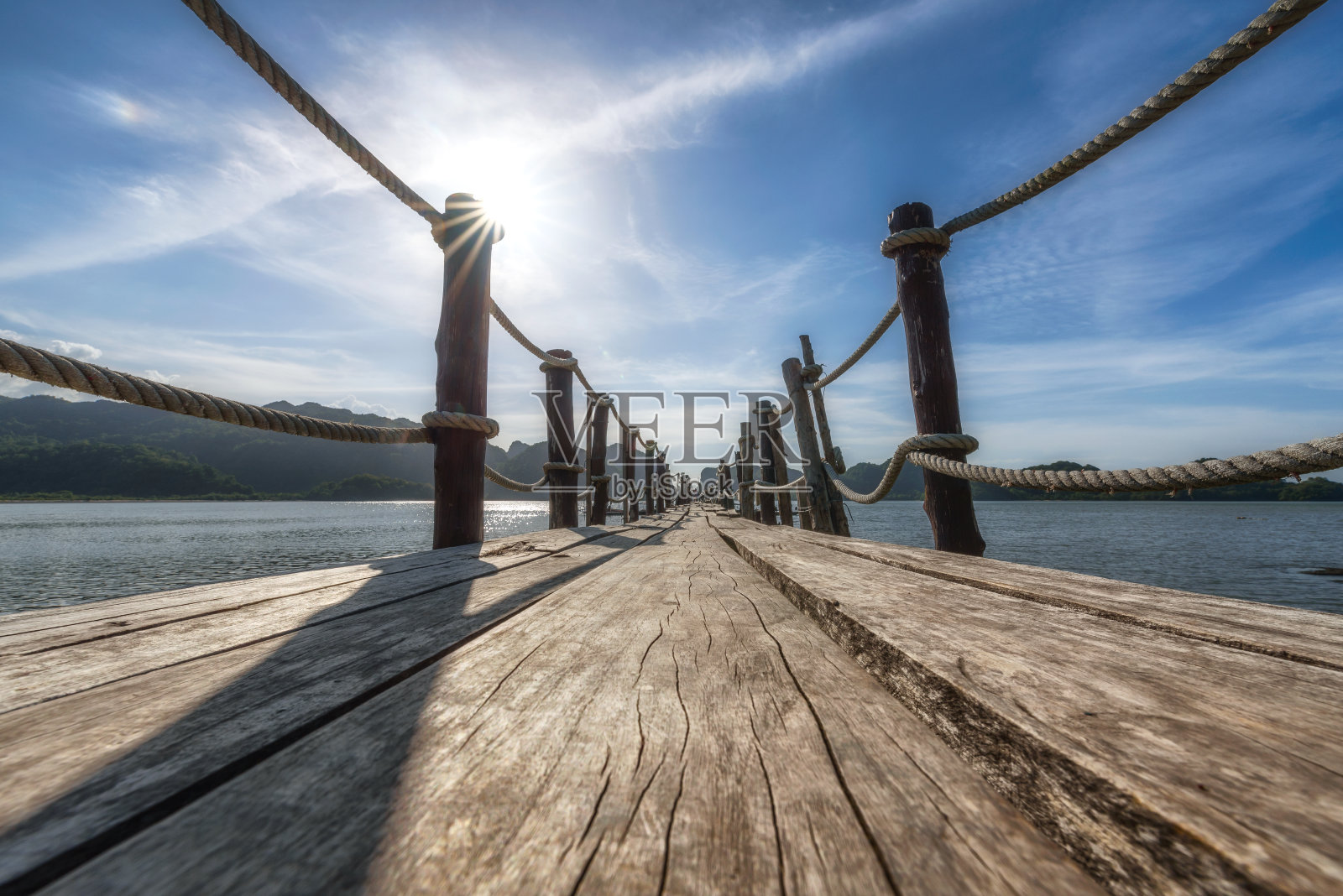 泰国那空西塔马拉的奥塔莱湾木桥的美丽风景。照片摄影图片