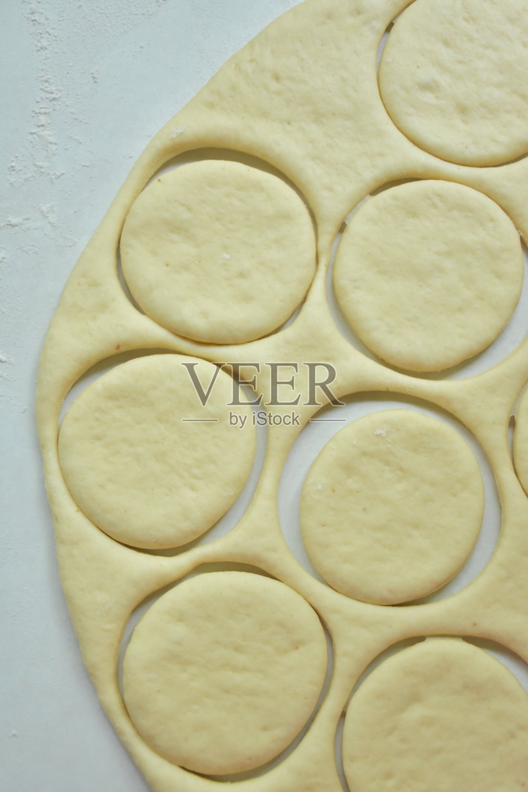 生面团放在桌上，照片摄影图片