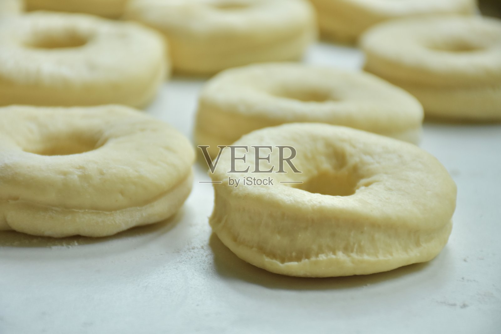 生面团放在桌上，照片摄影图片