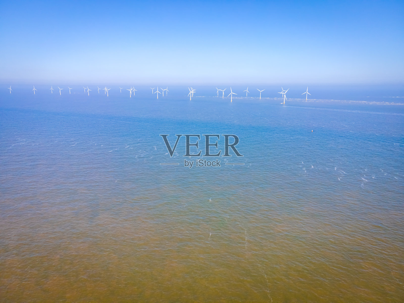 在阳光明媚的日子里，英国东海岸度假小镇大雅茅斯的风力涡轮机鸟瞰图照片摄影图片