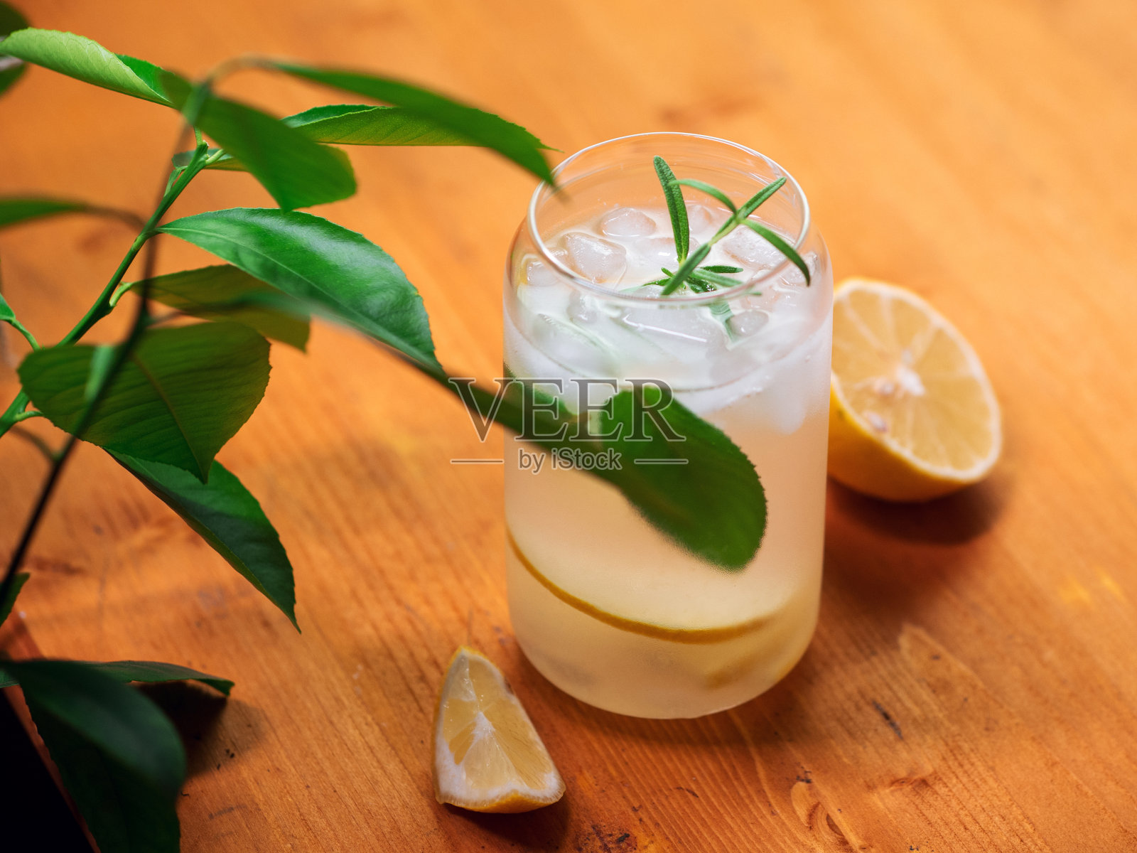 清爽的柠檬水或莫吉托鸡尾酒，柠檬和薄荷放在木桌上。照片摄影图片