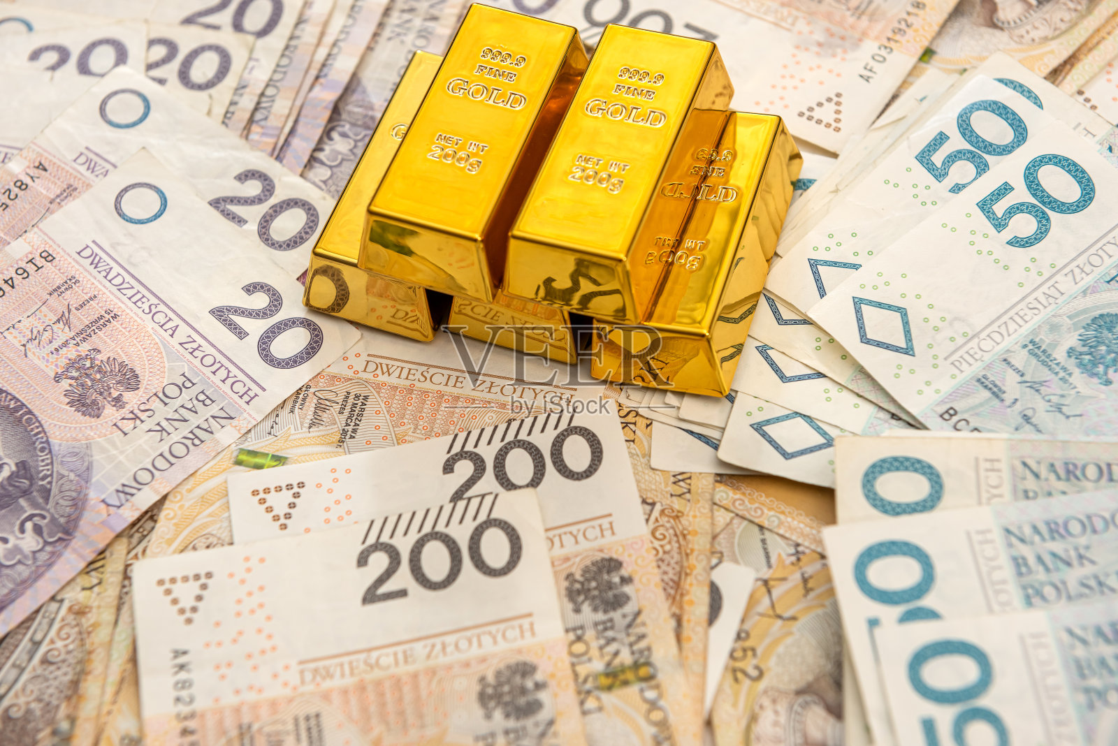 一堆兹罗提钞票的金条照片摄影图片