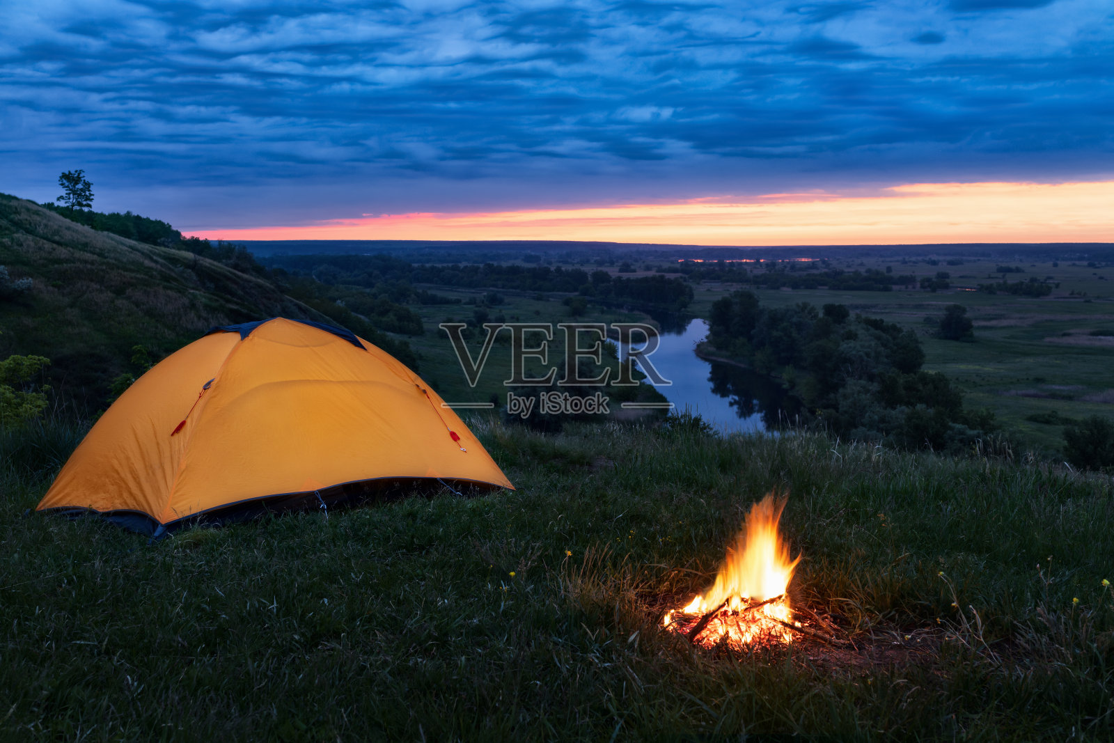 河边小山上的旅游帐篷照片摄影图片
