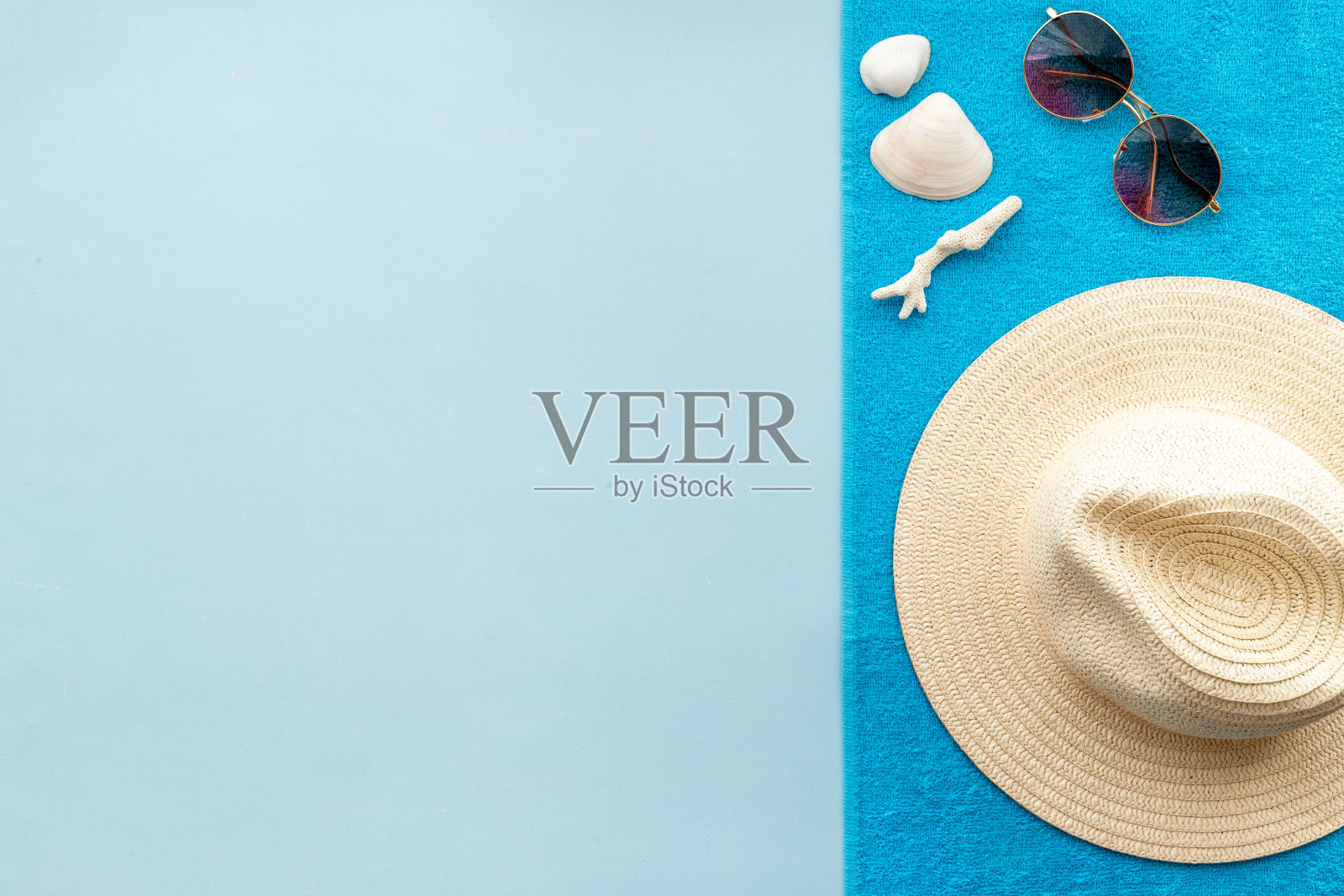 沙滩饰品的布局，草帽，太阳镜和人字拖照片摄影图片