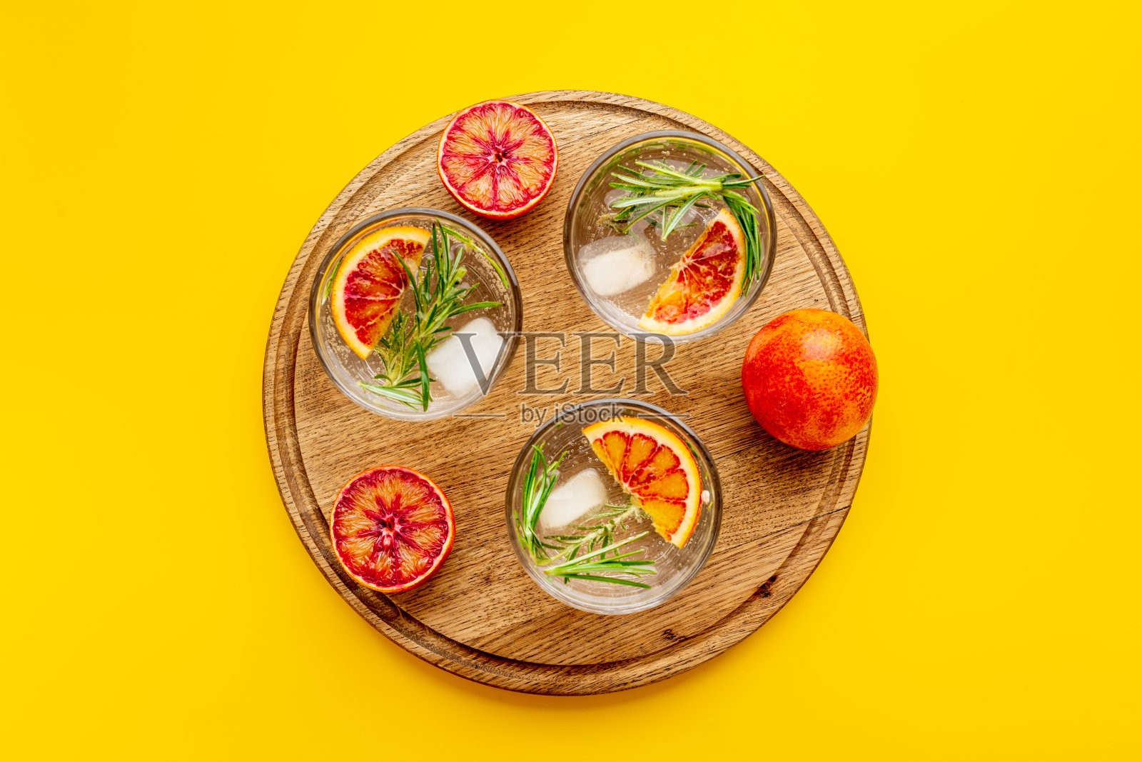 柑橘桑格利亚汽酒或柠檬水与血红色的橙子和冰照片摄影图片