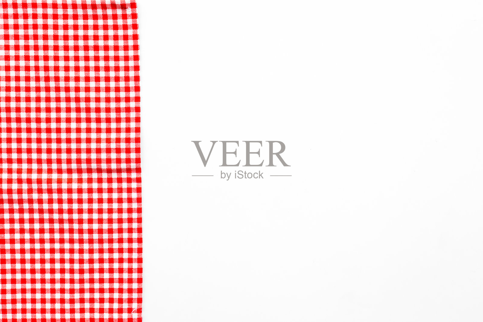 红色野餐布孤立在白色，顶视图照片摄影图片