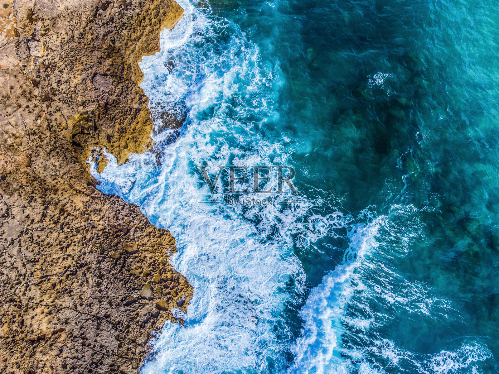 阿尔盖罗的棕色岩石和蓝色海洋的鸟瞰图照片摄影图片