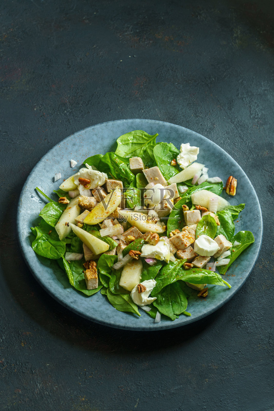 猪肉配梨、菠菜和软芝士照片摄影图片