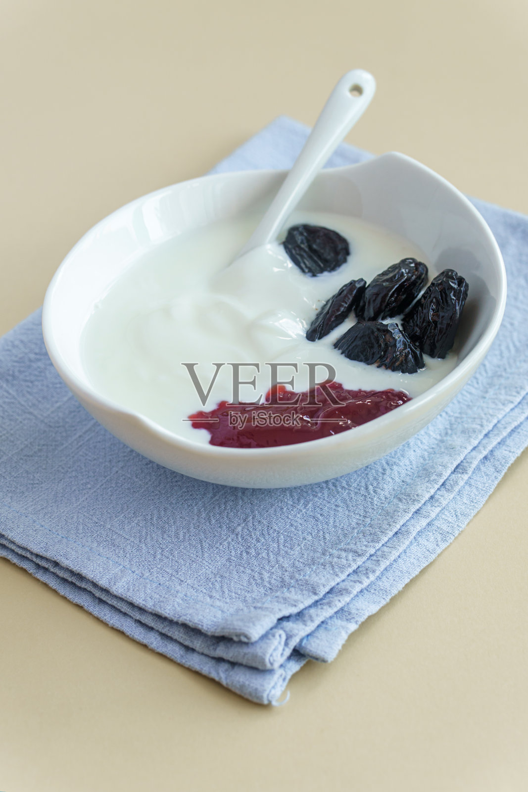 去核干梅干的酸奶照片摄影图片