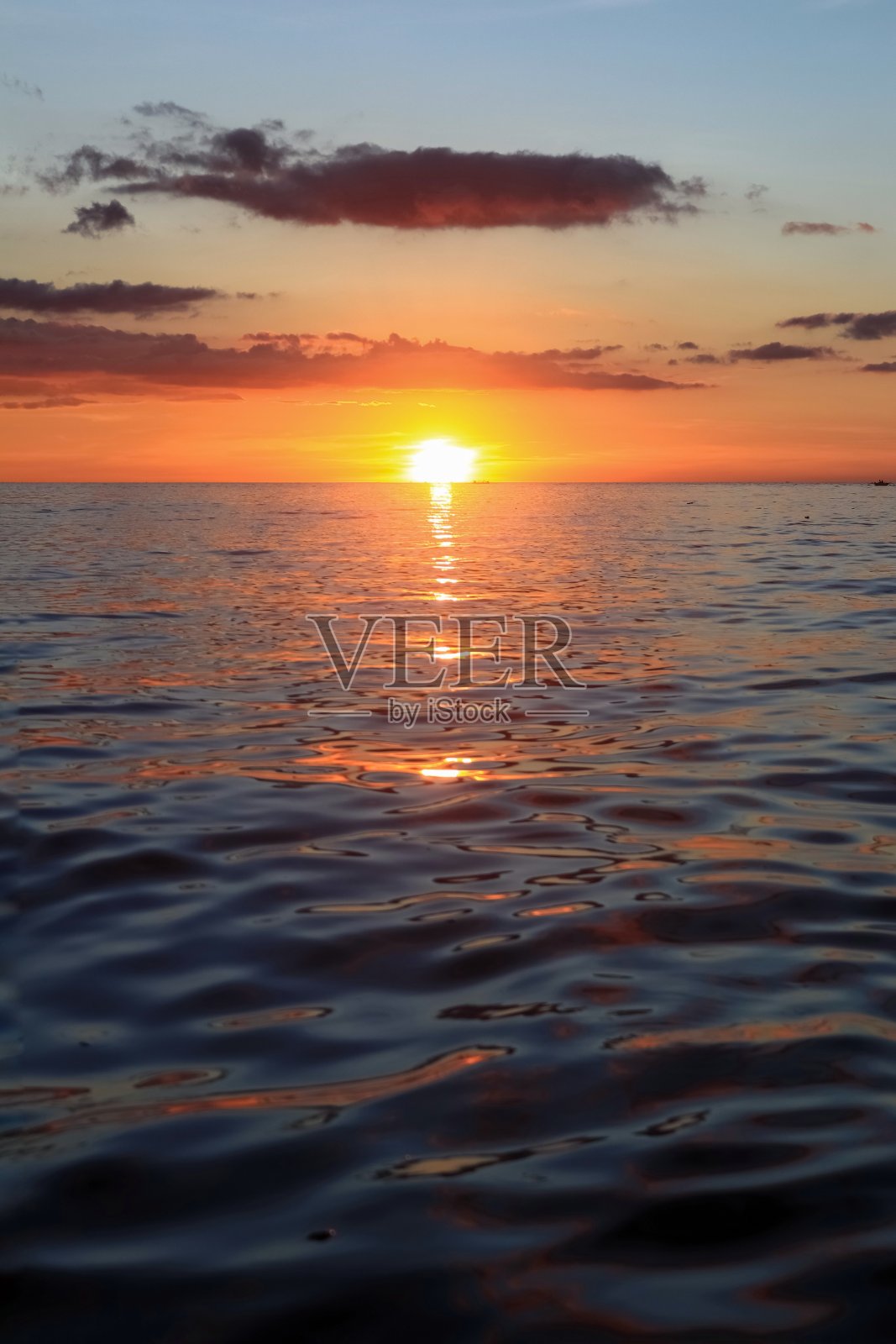 印度尼西亚北苏拉威西海域的日落过程照片摄影图片