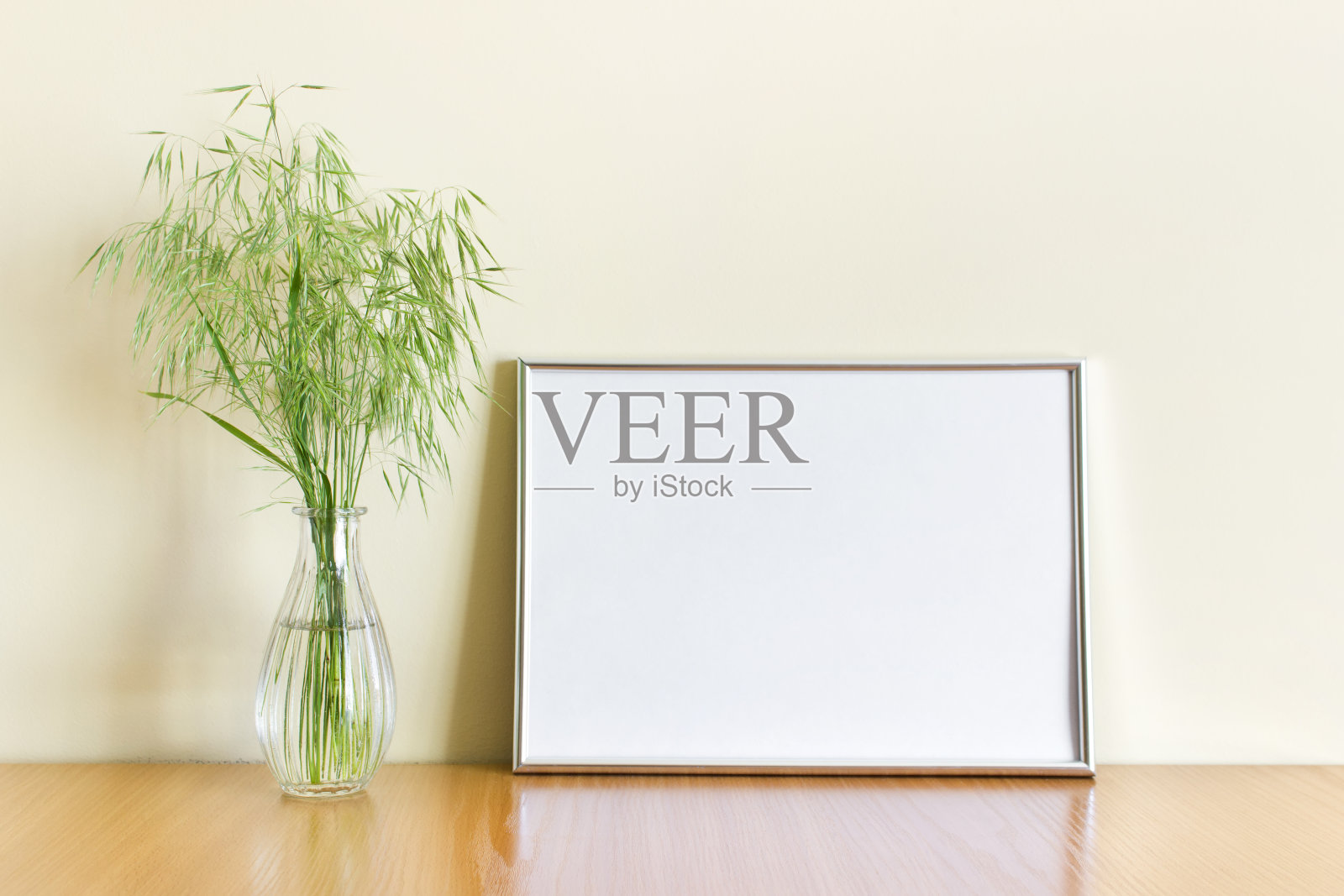 模型模板水平A4空白银色金属框架与绿色野生森林植物玻璃花瓶在木制架子上照片摄影图片