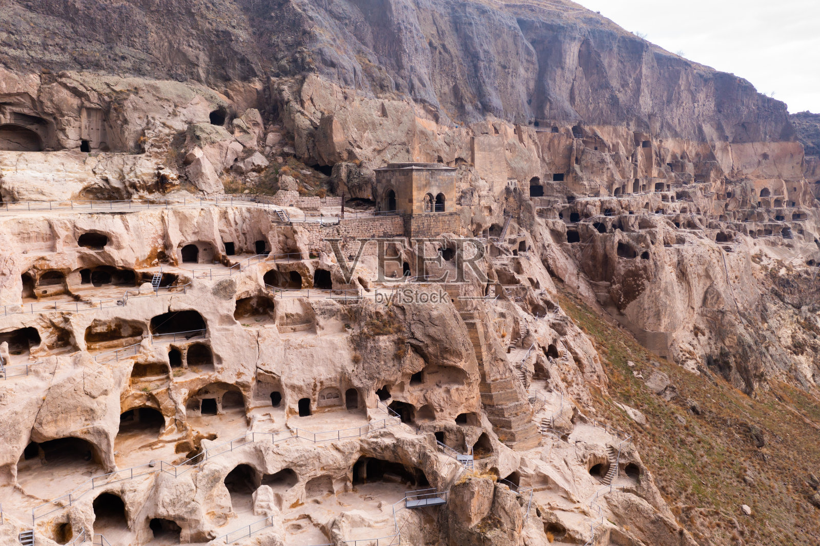 瓦尔齐亚洞穴修道院的建筑雕刻在山上照片摄影图片