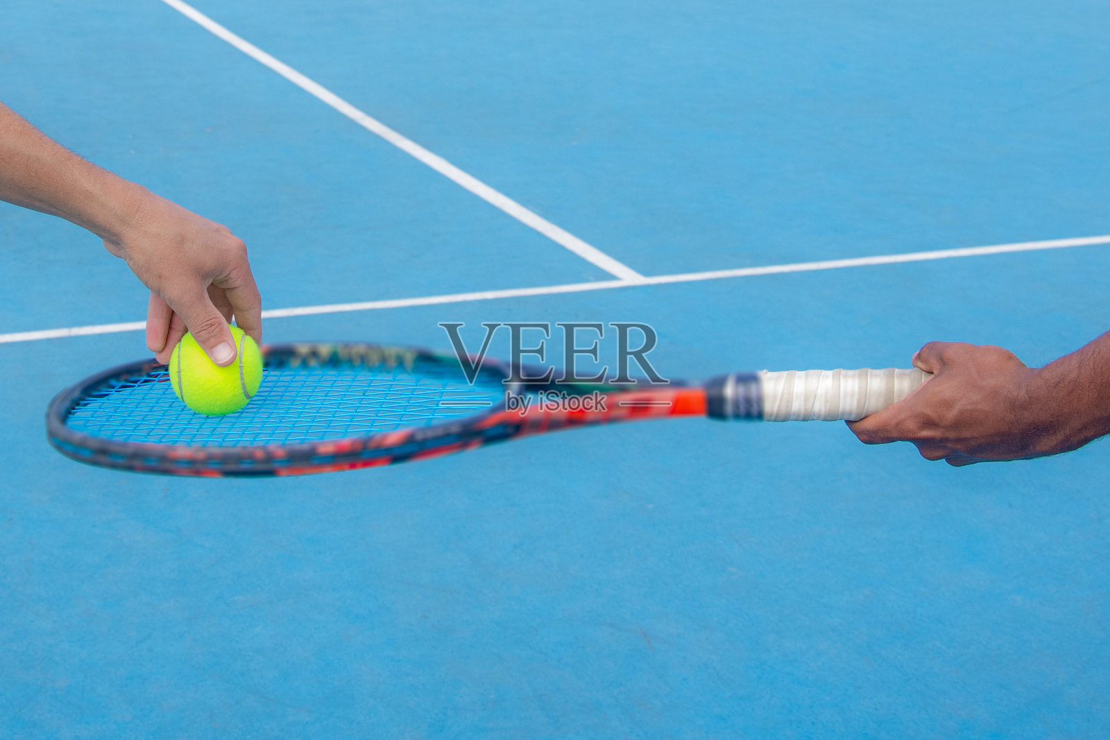 球拍上的网球细节照片摄影图片