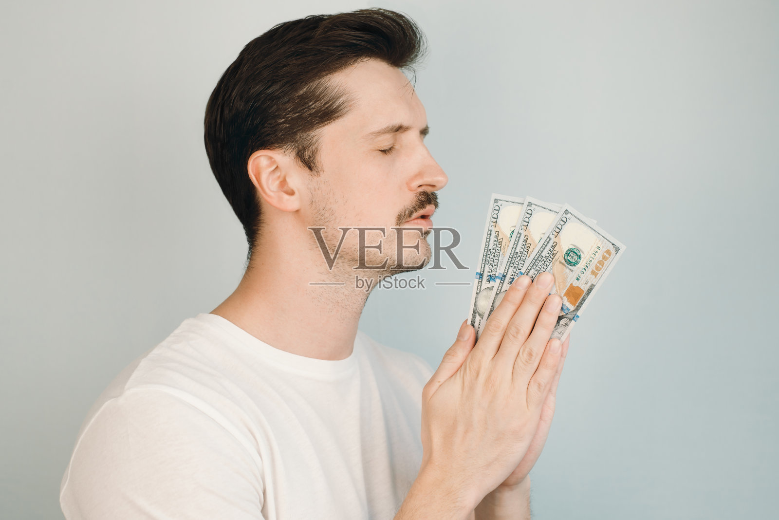 人们手握一百元钞票，祈求钱。祈祷财富和成功的概念。照片摄影图片